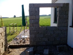 Sichtschutz aus Granitblöcken