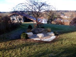 Wasserspiel aus Findlingen