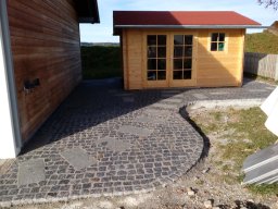 Granitkleinstein mit Trittplatten