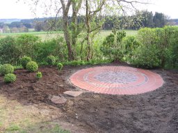 Sitzplatz mit Rollrasen