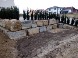 Außenanlage eines Mehrfamilienhauses